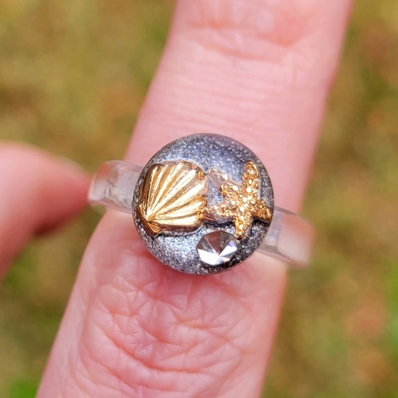 Black Sand Beach Scene Gold Starfish Shell Diamond Plastic Ring Size 6 - Picture 4 of 13
